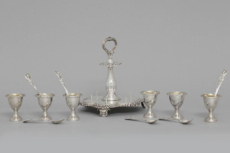 ÄGGKOPPAR med SKED, i ställning, silver, S W & Co, Sheffield, England, 1839-40. Tot vikt c:a 1200 g.