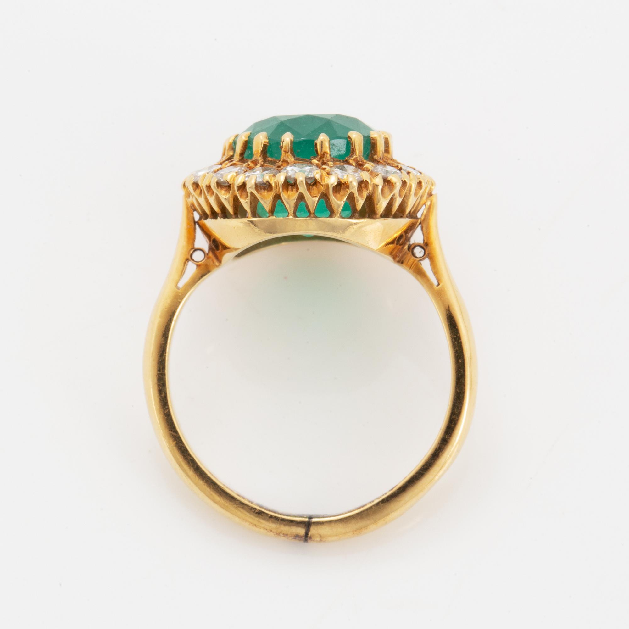 Carmoséring smaragd och briljantslipade diamanter.