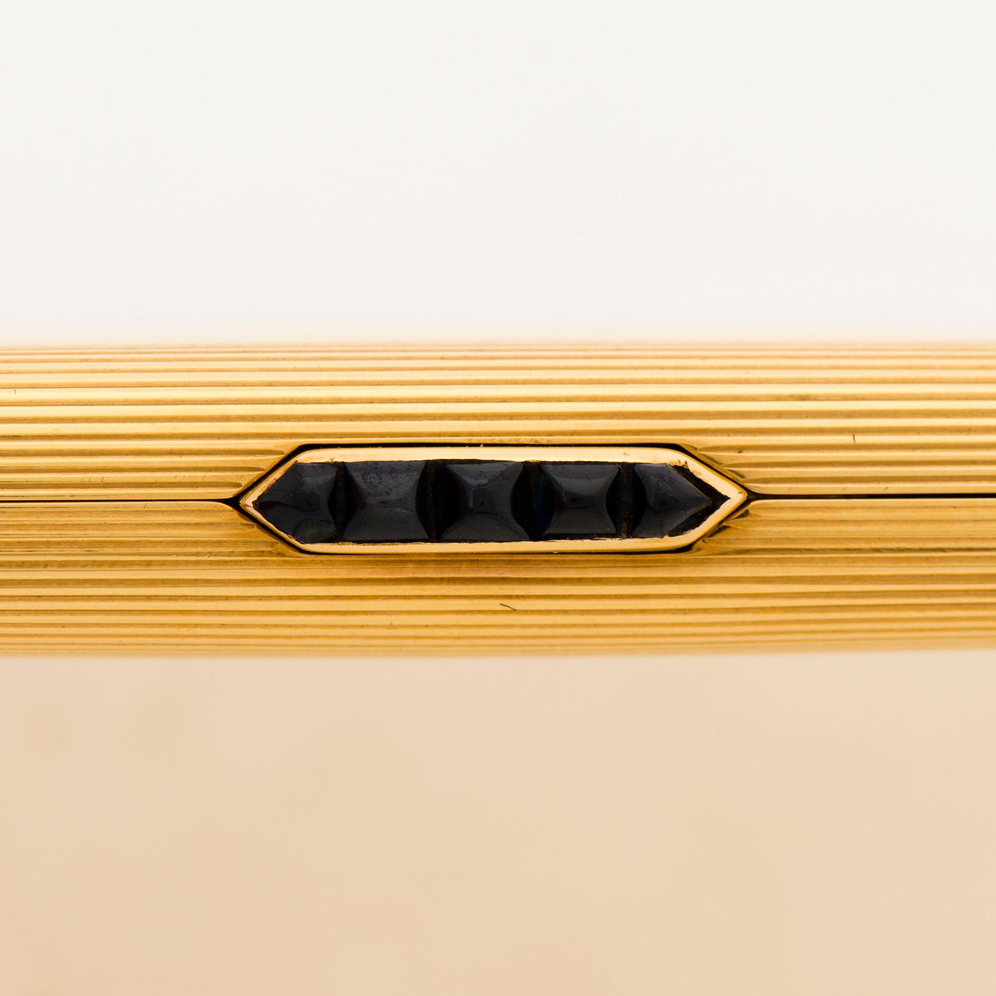 Cartier Art Deco cigarettetui 18K guld med svart emalj och safirer.