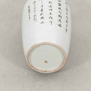 A Chinese vase, 20th century.