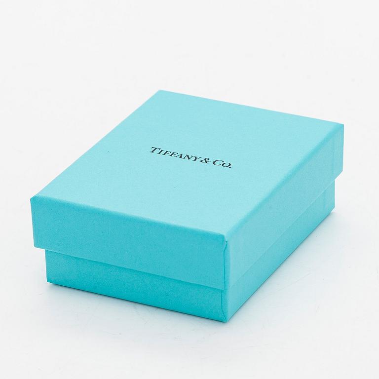 Tiffany & Co, an 18K gold 'Infinity' necklace.