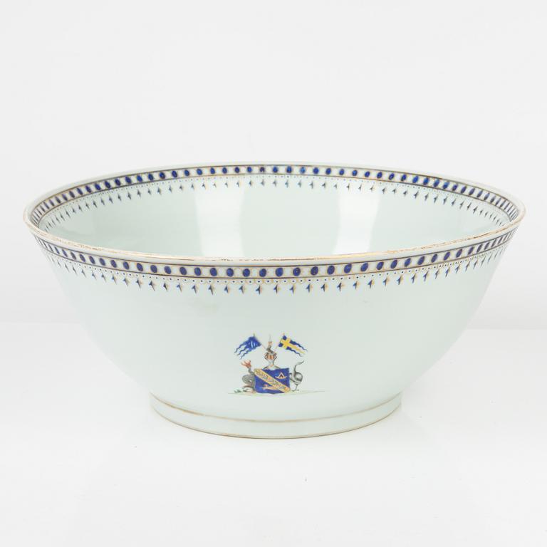A Chinese armorial punch bowl with the Swedish arms of Wirsén, circa 1900.