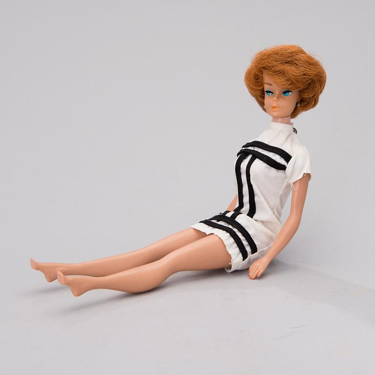 Barbie doll 'Midge' and two sets of clothes, one for Barbie and one for Ken. Mattel, 1960-tal.