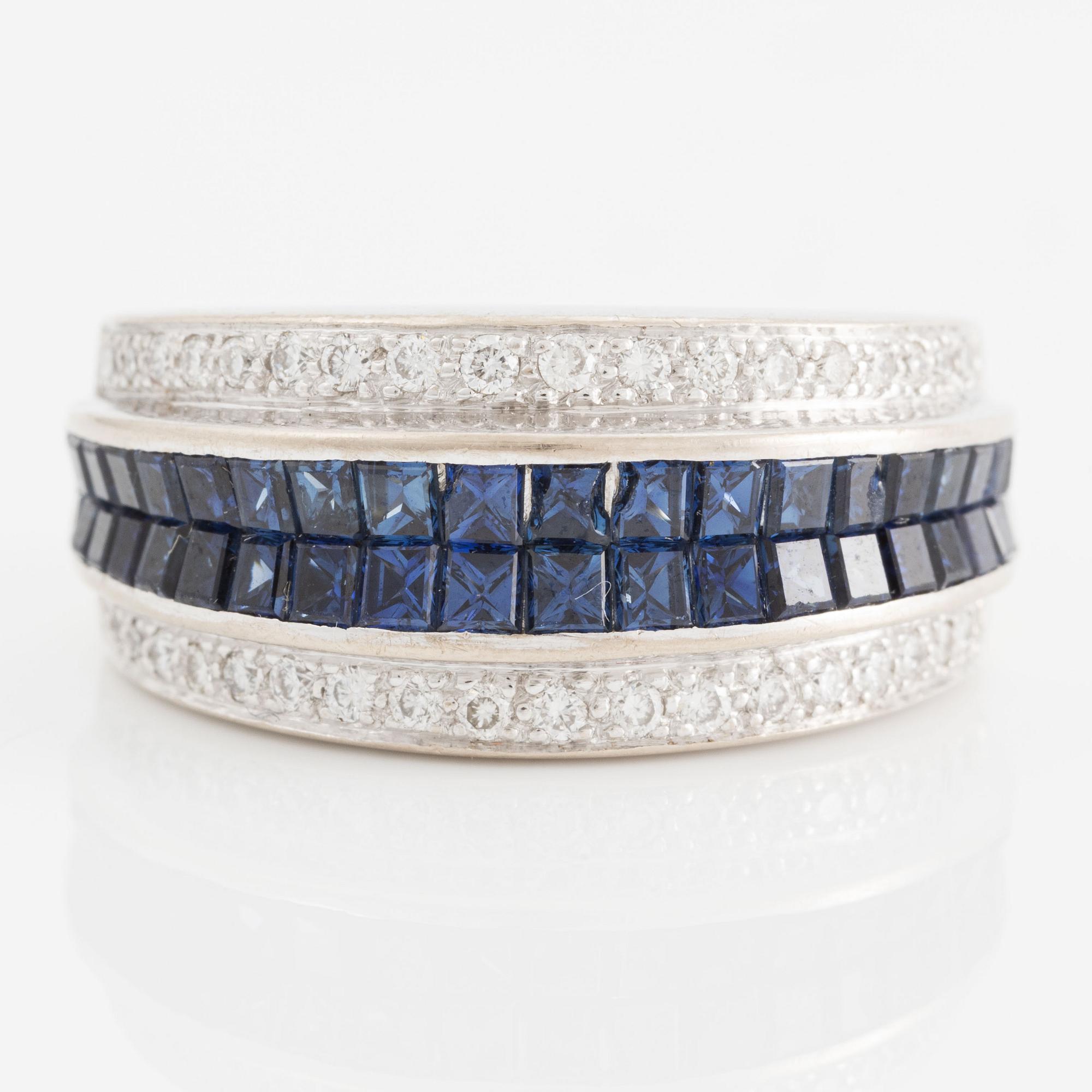 Ring in 18K white gold set with carré-cut sapphires and brilliant-cut diamonds.
