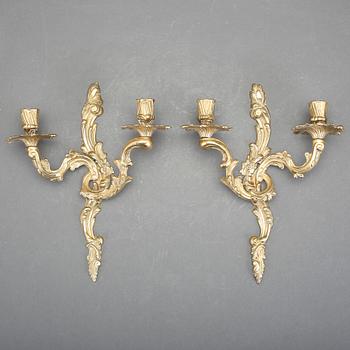 VÄGGAPPLIQUER, ett par, förgylld metall, Louis XV-stil, 1900-tal.