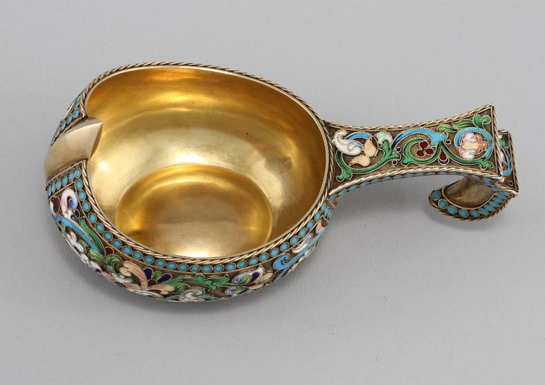KOVSH, silver samt emalj, 11e Artellen, Moskva, Ryssland, 1899-1908. Vikt 120 g.