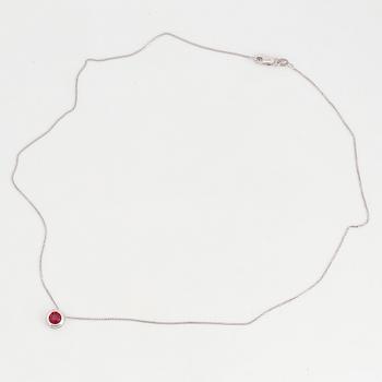 HÄNGSMYCKE, med rund fasettslipad rubin, med kedja.