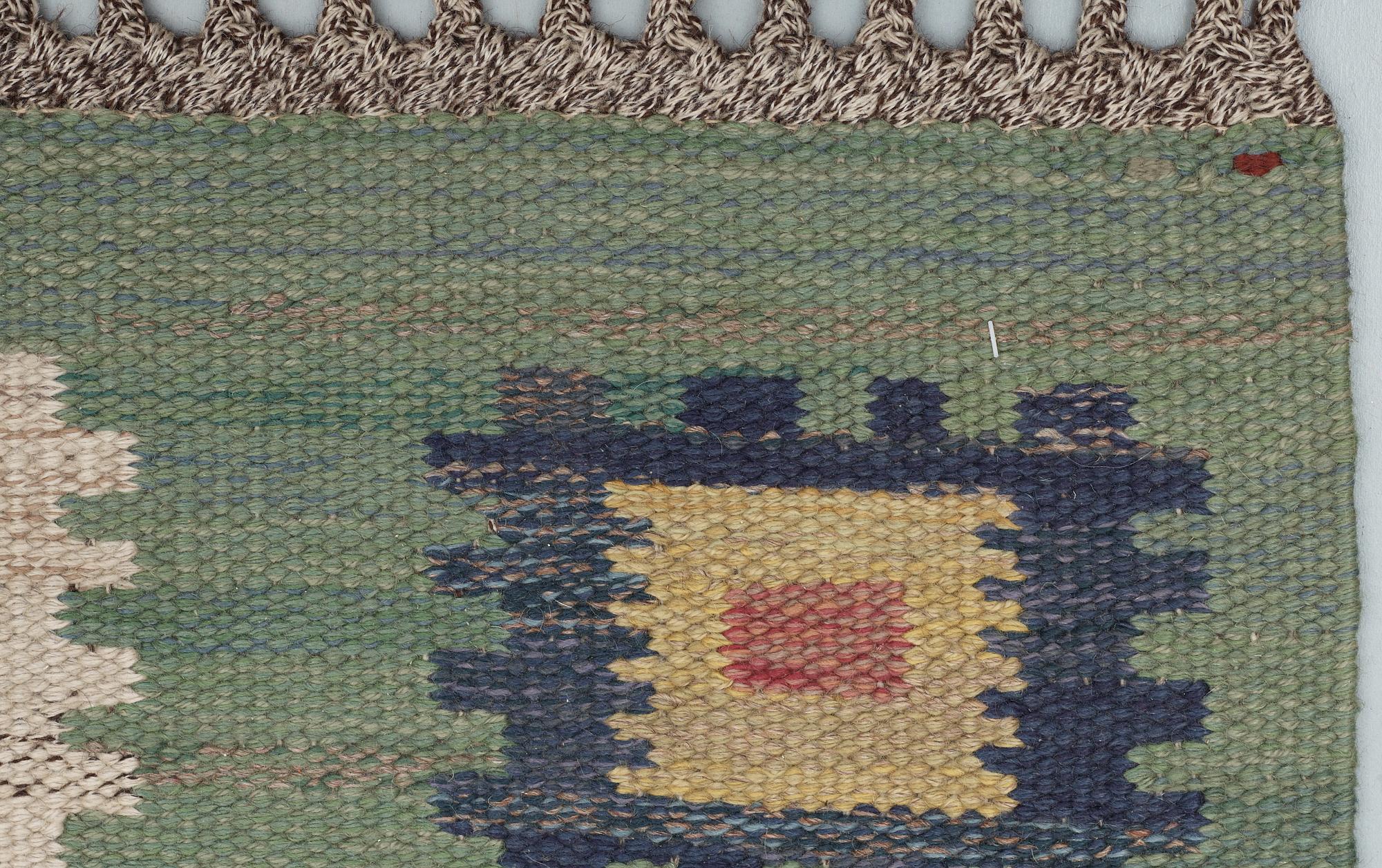 CARPET. "Grön äng". Rölakan (flat weave).  252 x 199,5 cm. Signed AB MMF (AB Märta Måås-Fjetterström).