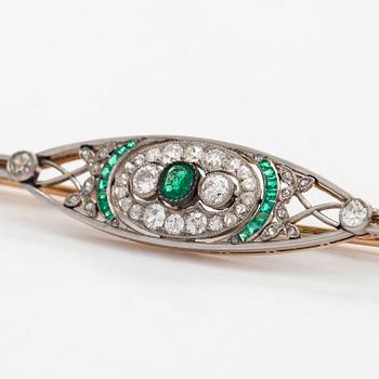 Rintaneula, 14K kultaa/platina, smaragdeja sekä vanha- ja ruusuhiottuja timantteja, Venäjä 1908-26.