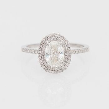 RING, vitguld 14K, ovalslipad diamant ca 1,01 ct. Små diamanter tot. ca 0,80 ct.