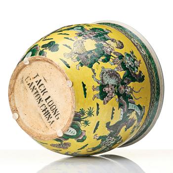 Fiskbassäng/ytterfoder, porslin. Qingdynastin, 1800-tal. Märkt i botten 'TACK LOONG CANTON CHINA'.
