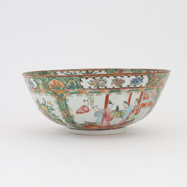 A Chinese porcelain bowl, Canton, second 19th/20th Century.