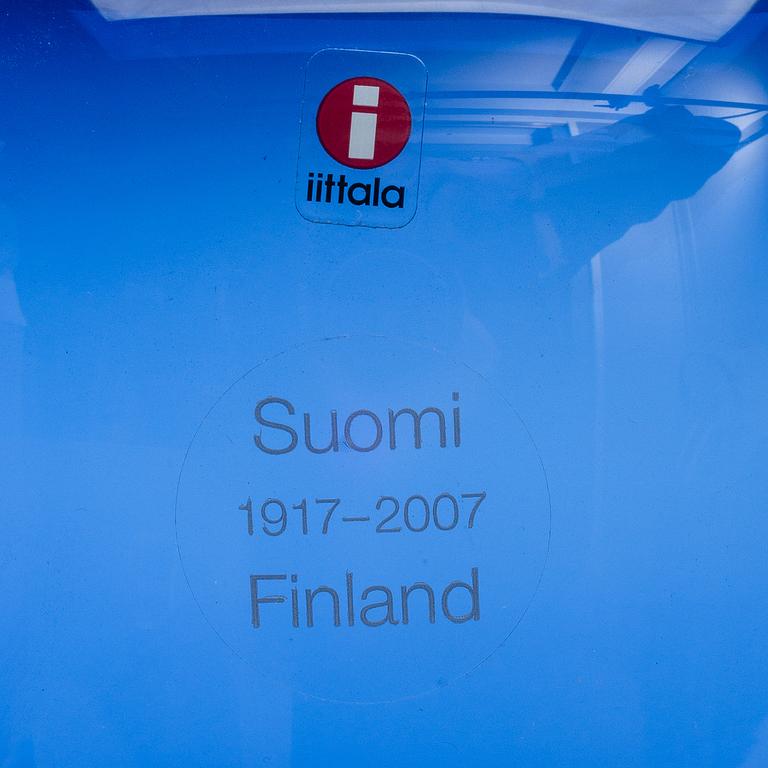 OIVA TOIKKA, SKÅL, glas, jubileumsskål Suomi Finland 90 år. Signerad O. Toikka, märkt Iittala.