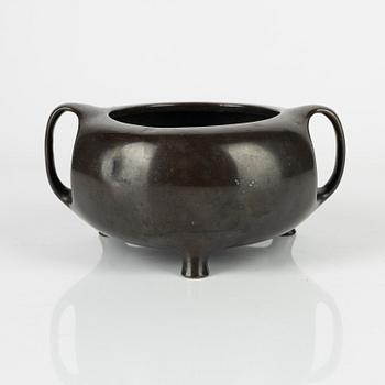 A tripod bronze censer, 19th Century.