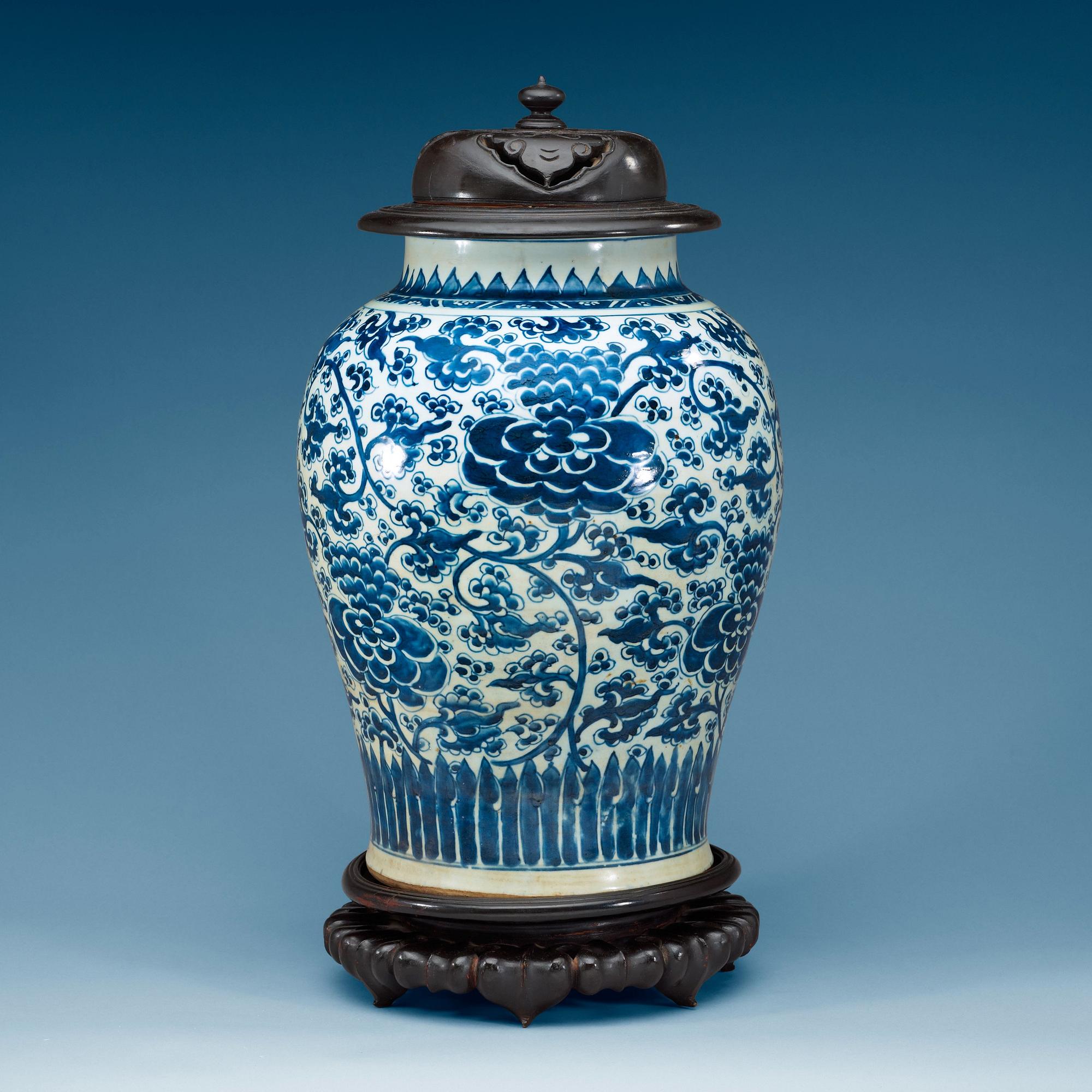 A large blue and white jar, Qing dynasty, Kangxi (1662-1722).