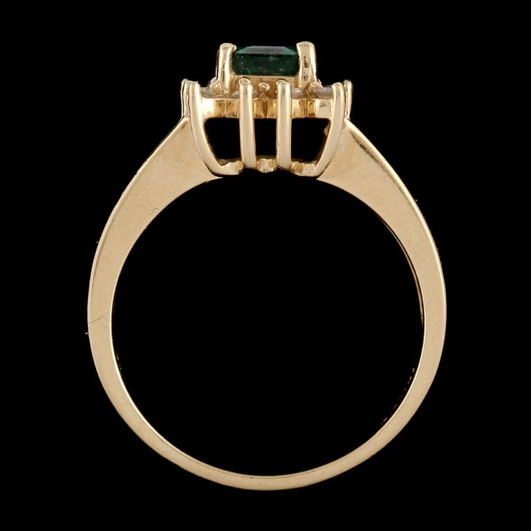 RING, 14k guld med smaragdslipad smaragd samt briljantslipade diamanter. Vikt 5 g.
