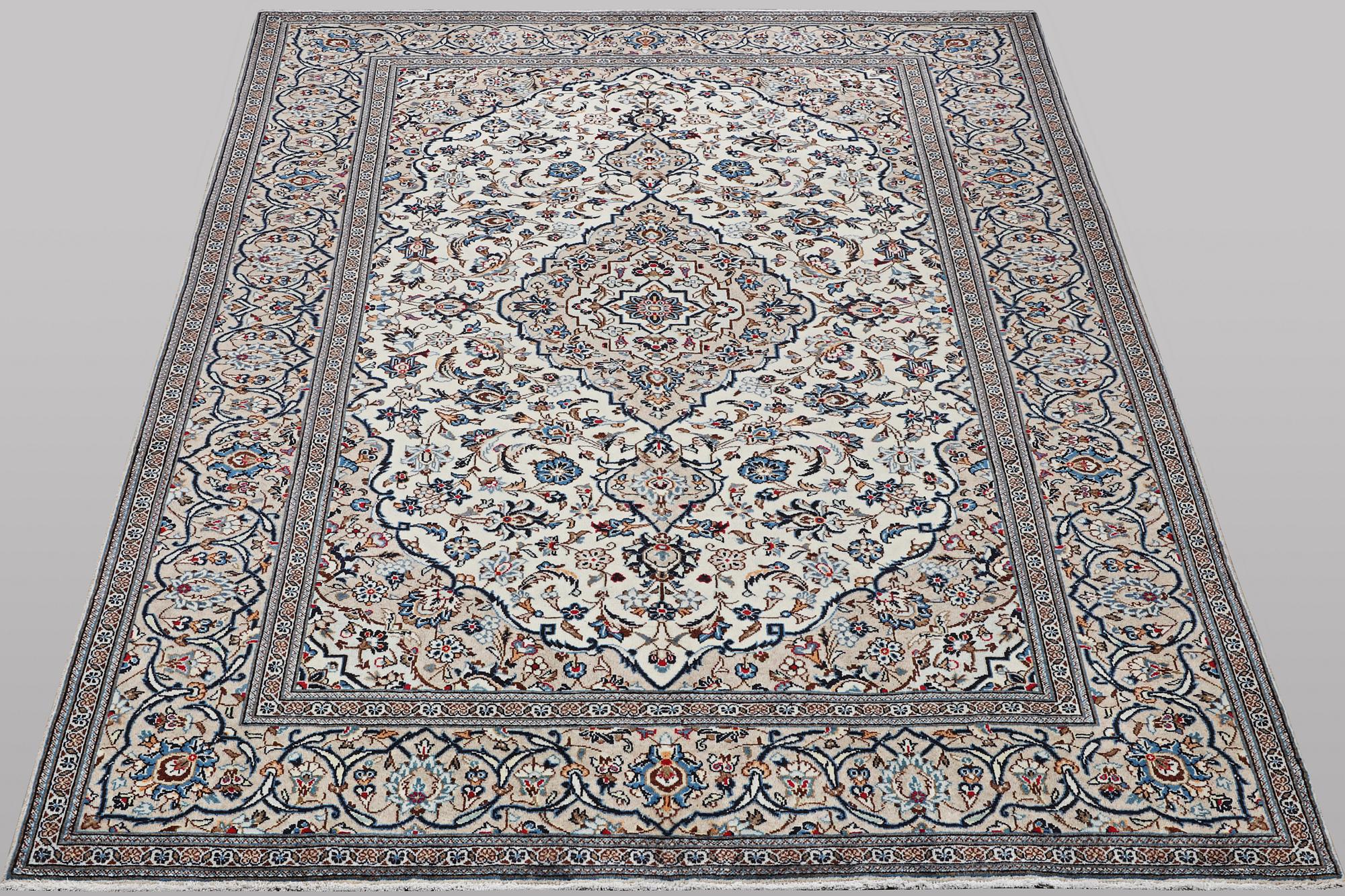 A carpet, Kashan, ca 290 x 193 cm.