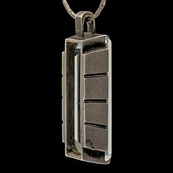 HÄNGE, silver med fasettslipad bergskristall, Per Emilsson, Lomma, 1941. Vikt 34 g.