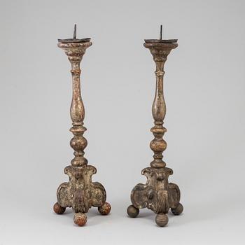 A pair of painted wood candlesticks, 17th/18th century.