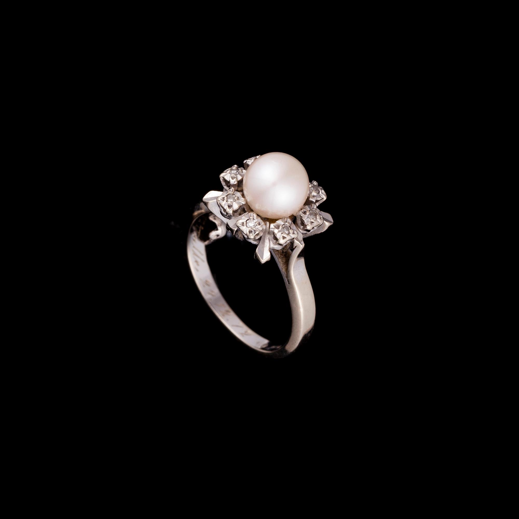 RING, 18K vitguld, pärla, diamanter. vikt ca 4,7 g.