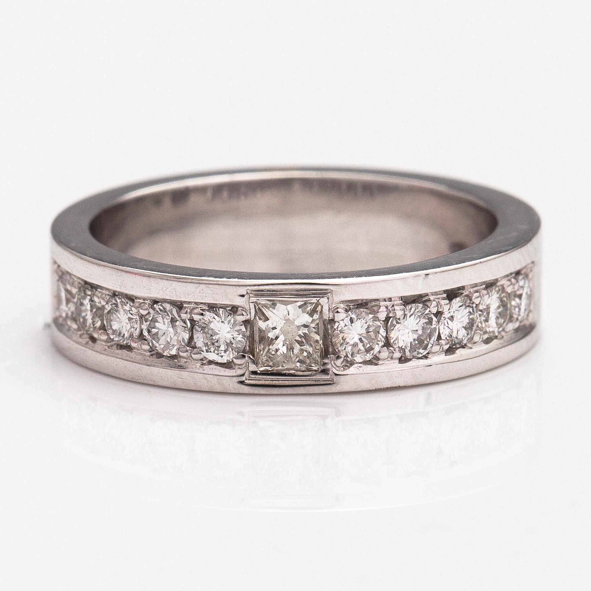 An 18K gold ring with diamonds ca. 0.44 ct in total.