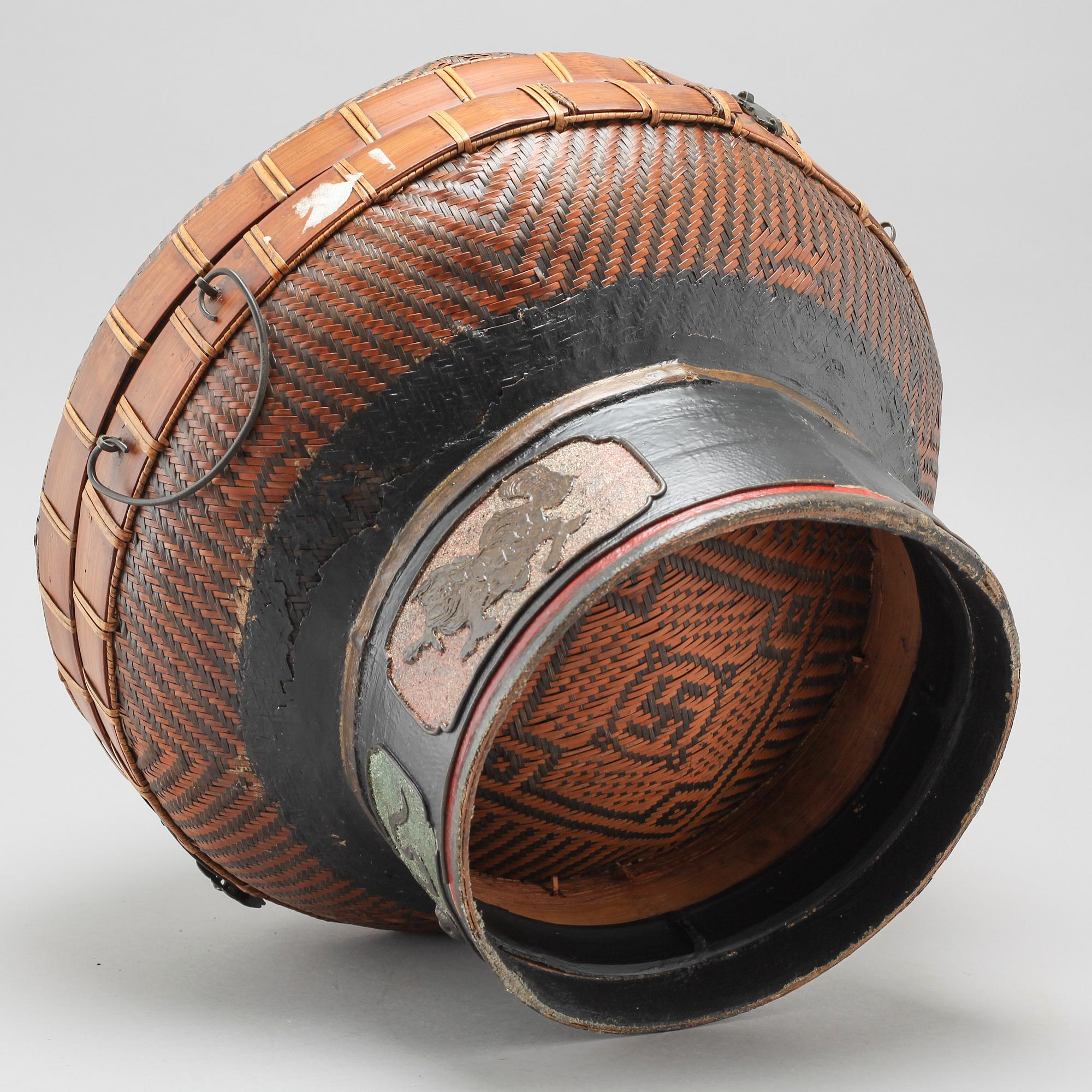 A chinese basket, early 20th century.