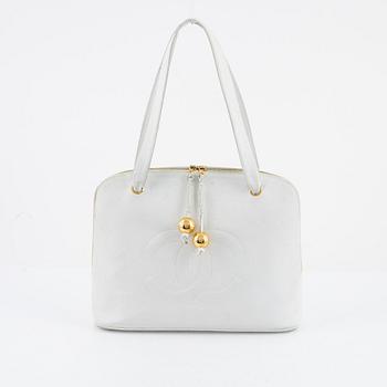 Chanel, a white caviar vintage bag.