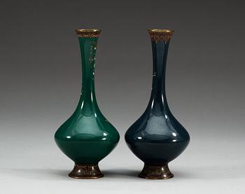 VASER, två stycken, cloisonne. Japan, Meiji (1867-1912).