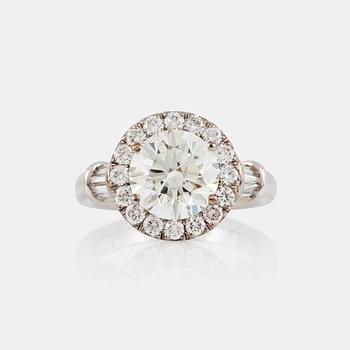 1277. A brilliant-cut diamond ring. Center stone 3.13 cts, quality J/VS1 according to HRD certificate.