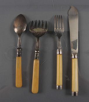 FISKBESTICK, 34 delar, silver med benskaft, 1875.