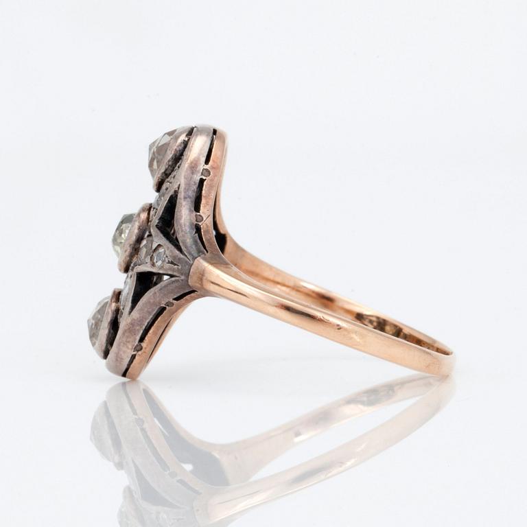 RING med rosen- samt gammalslipade diamanter. Ca 1900.