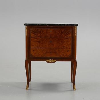 BYRÅ, gustaviansk stil. Daterad 1920.