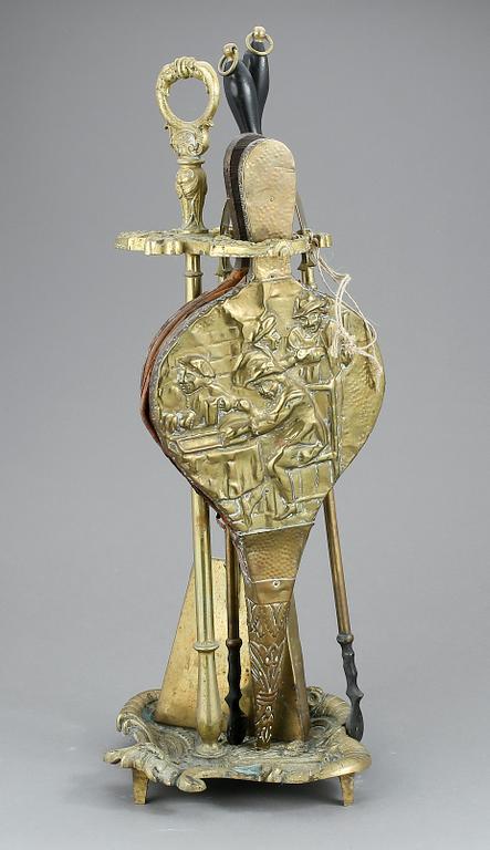 BRASUTENSILIER, 4 delar, omkring 1900.