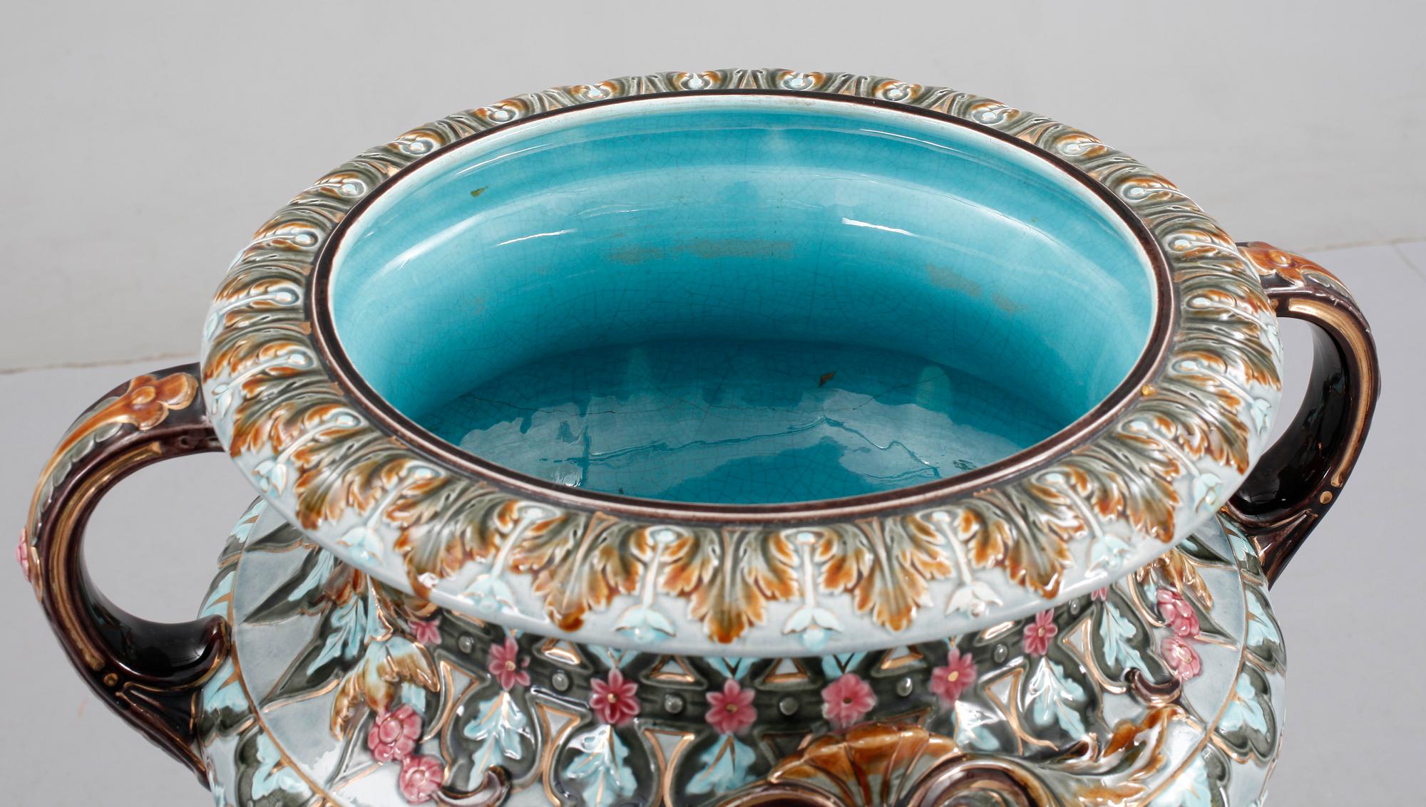 PIEDESTAL MED YTTERFODER, flintgods, majolika, nyrenässans, Rörstrand, 1800-talets slut.