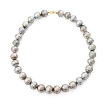 Necklace with cultured baroque Tahitian pearls and an 18K gold clasp.