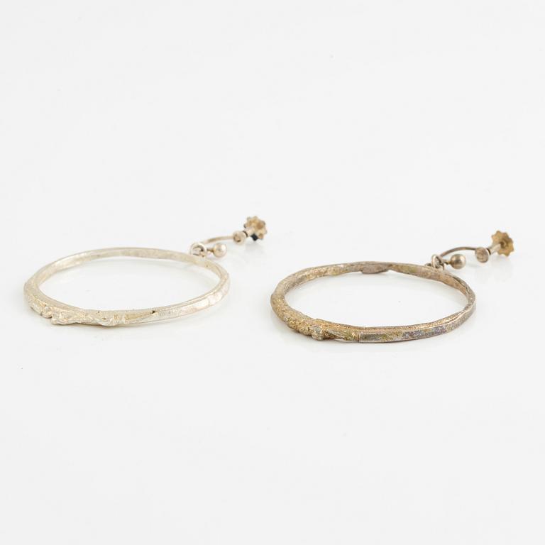 Lars Arby, a neck ring, two pendants and two pairs of earrings, silver, Gothenburg circa 1966, 1976, 1977 and 1980.