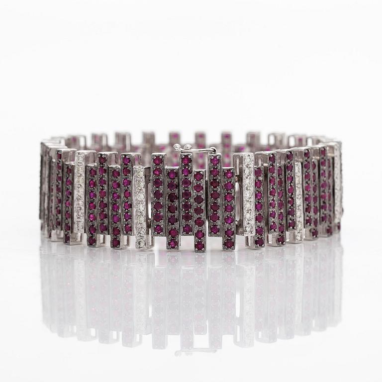 Bracelet in 14K white gold, with rubies and diamonds.