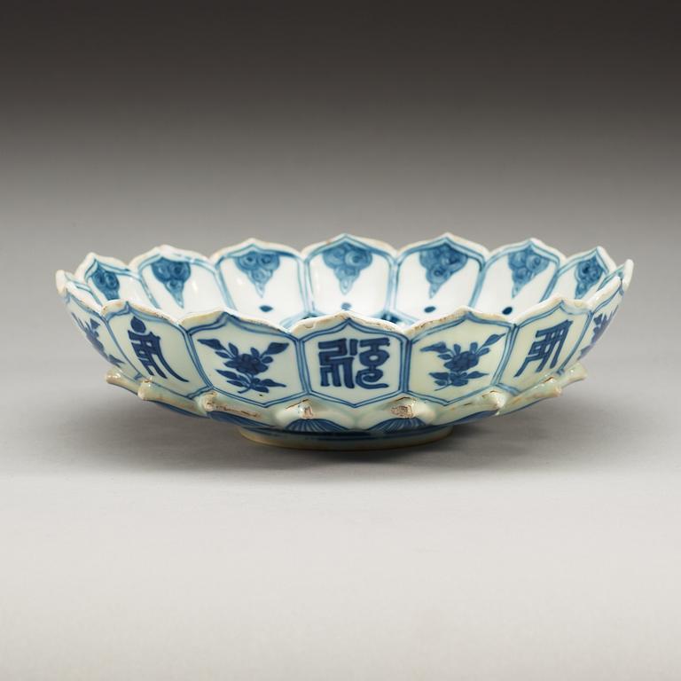 FAT, porslin. Ming dynastin med Wanlis sex karaktärers märke och period (1573-1619).