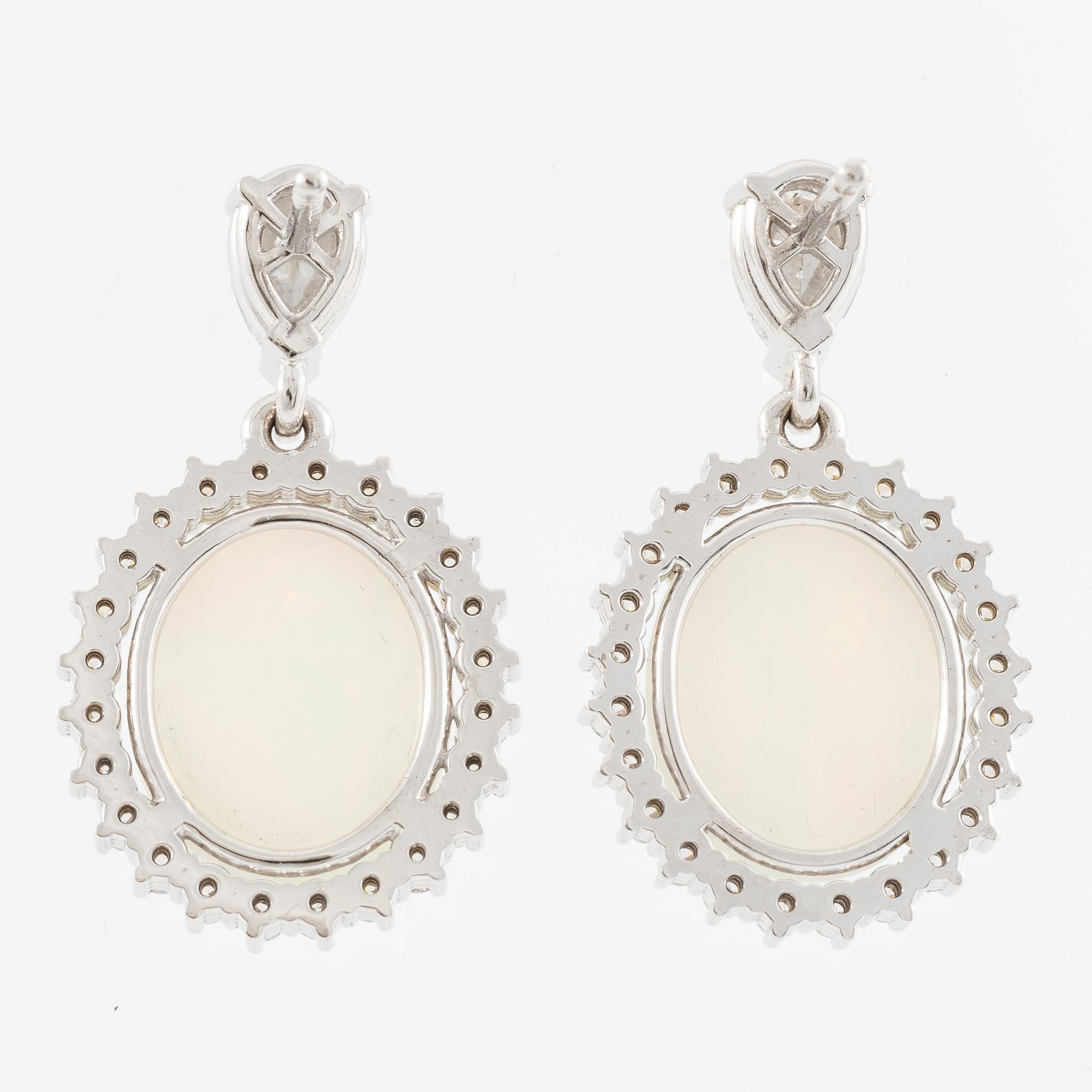 Örhängen 14K vitguld med opaler och  diamanter.
