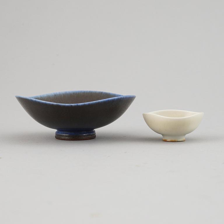 BERNDT FRIBERG, two stoneware miniature dishes, Gustavsberg Studio, 1962.