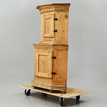 HÖRNSKÅP, allmoge, 1800-tal.