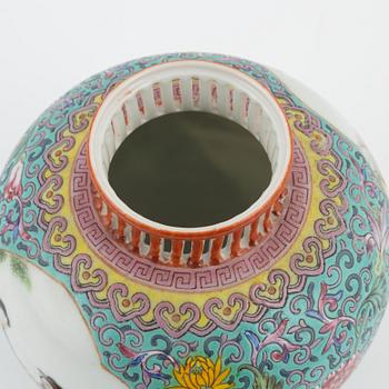 A Chinese jar with cover, 20th Century.