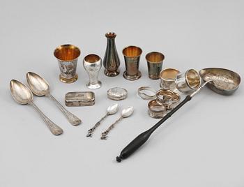 PARTI SILVER, 18 delar, 1800-tal samt 1900-tal, total vikt ca 665 gram.