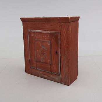 HÄNGSKÅP, allmoge, 1800-tal.