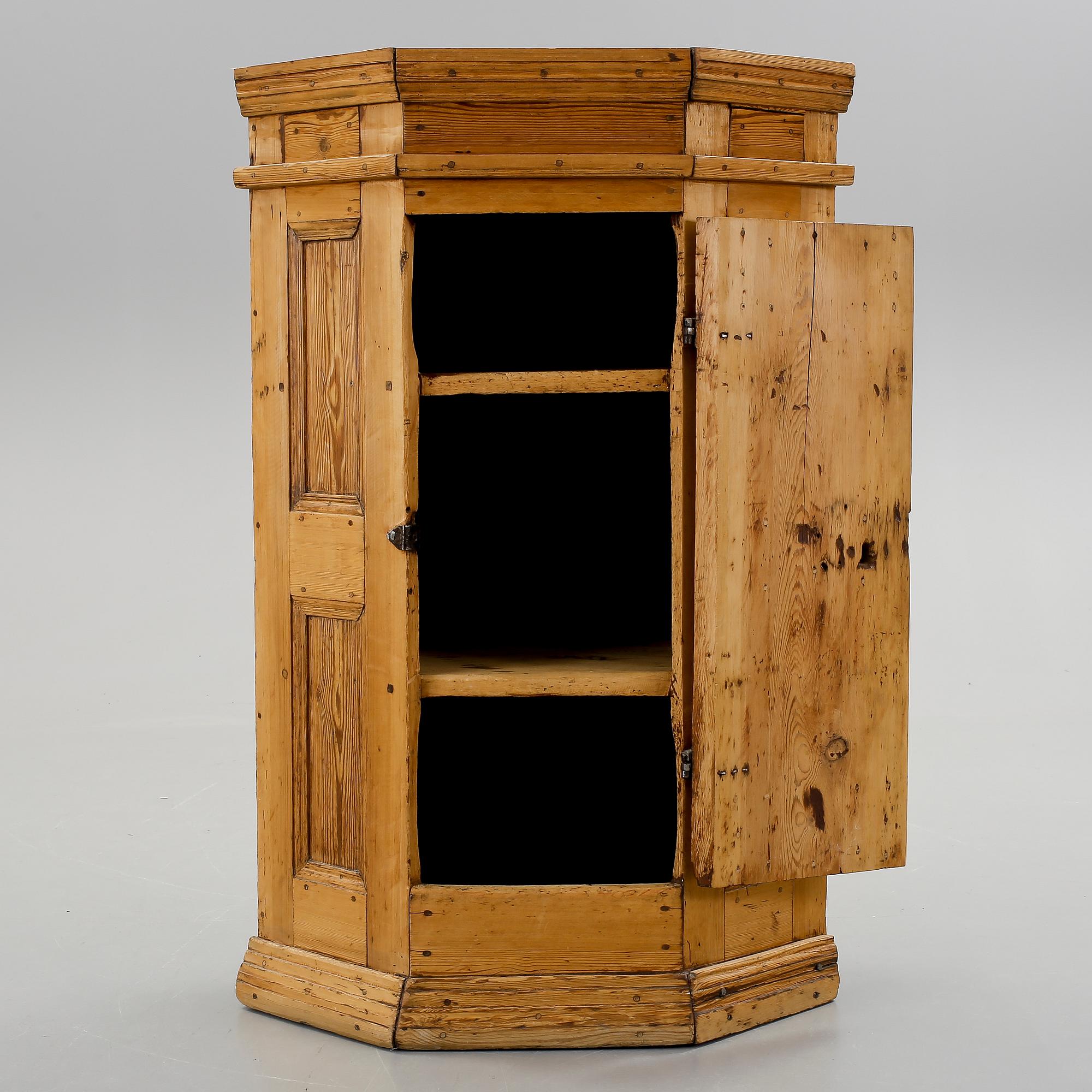 HÖRNSKÅP, allmoge, 1700-tal.