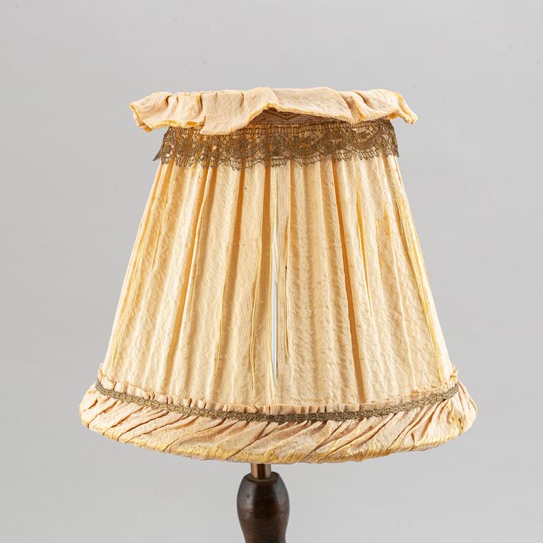 Halvar Frisendahl, a bronze table lamp, signed and dated 1919.