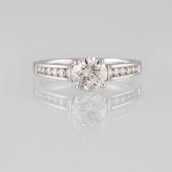 RING, 18K vitguld med briljantslipad diamant 1.01 ct samt 12 briljantslipade diamanter 0.20 ct. Vikt 3,6 gram.