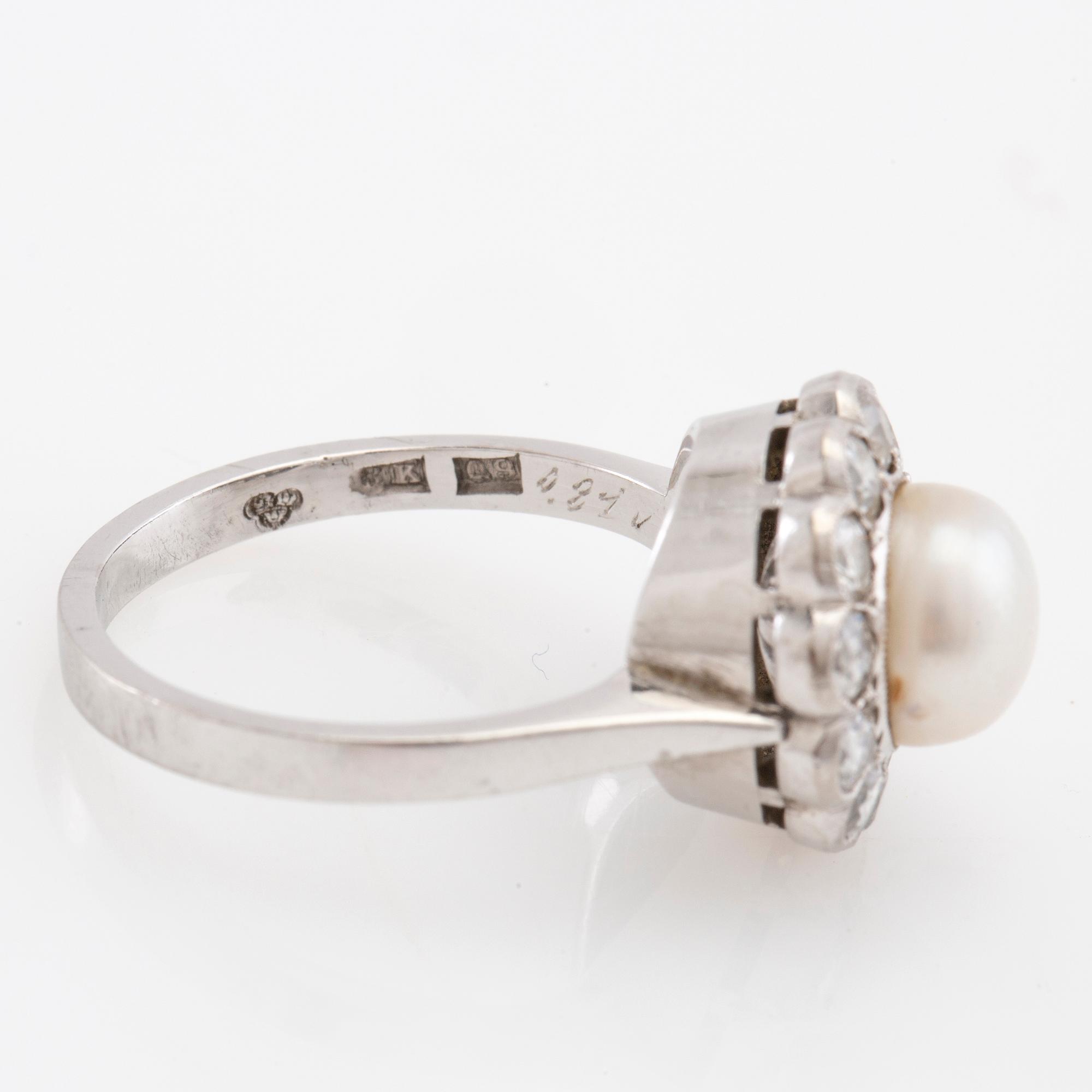 Ring in 18K white gold set with round old-cut diamonds and a cultured pearl.