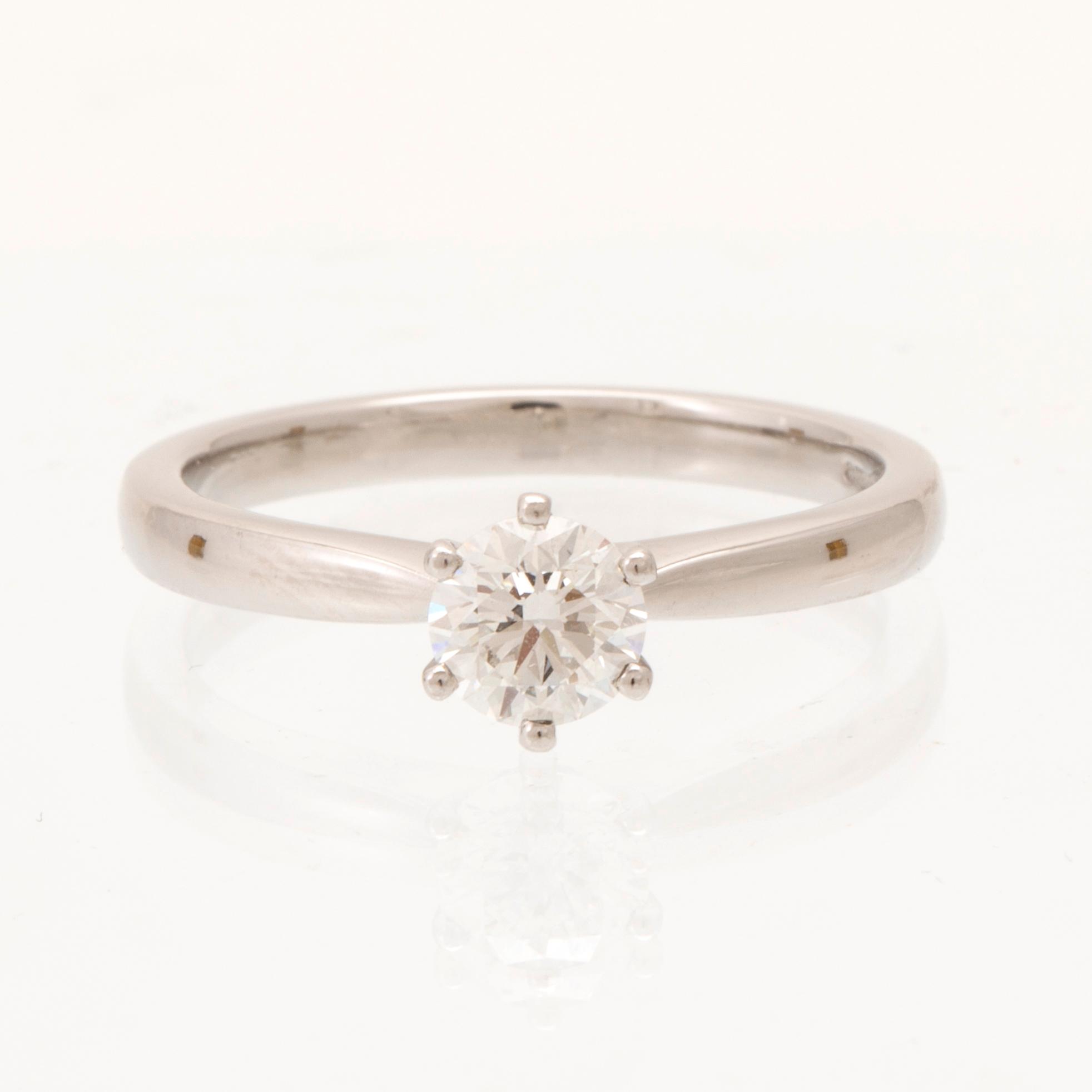 A 950 platinum solitaire ring set with a round brilliant cut diamond with GIA dossier, Vanbruun.