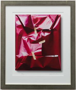 Yrjö Edelmann, Package in magenta.